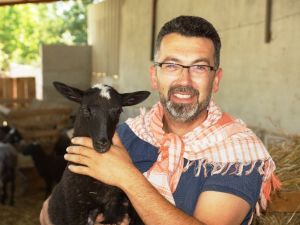 Yetiştirdiği koyunları internet üzerinden satıyor