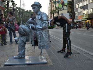 Tek ayağının üstünde oturan heykel adam görenleri şaşırttı