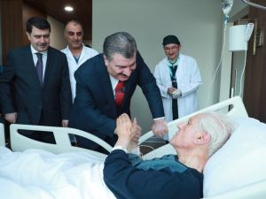 Bakan Koca’dan, Nuri Pakdil’e hastane ziyareti