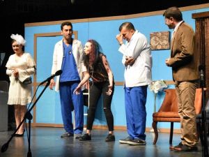 Aliağa’da “Kaç Baba Kaç” kahkahaya boğdu