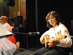 Japon Takabe saz çalıp türkü söyledi