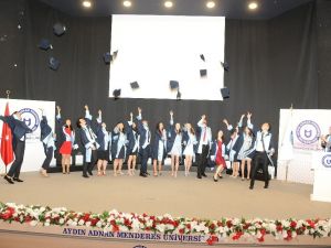 ADÜ Diş Hekimliği Fakültesi ilk mezunlarını coşkuyla uğurladı