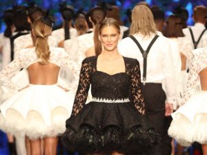 Bar Refaeli Antalya’da podyuma çıktı