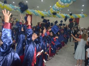 Sağlıkçılar kep fırlattı