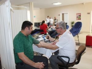 Ödemiş Belediyesi çalışanlarından Kızılay’a bağış desteği