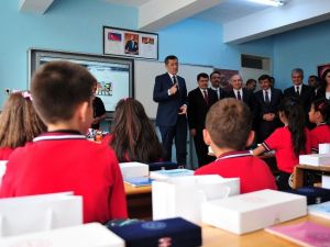 Öğrenciler karnelerini Bakan Selçuk’un elinden aldı