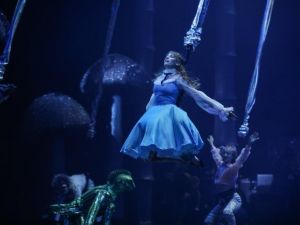 Serenay Sarıkaya’dan “Alice” klibi