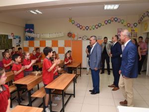 Vali Deniz çocukların karne heyecanına ortak oldu