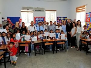 Çeşmeli öğrenciler, karnelerini de hediyelerini de aldı