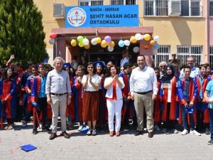 Başkan Dutlulu öğrencilere karne dağıttı