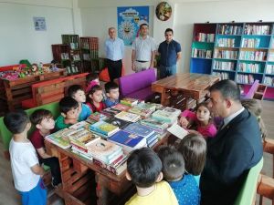 Toplanan kitap ve oyuncaklar çocuklara hediye edildi