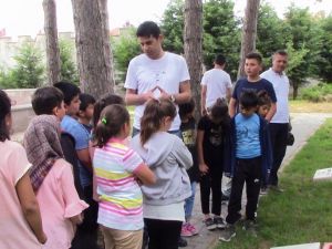 İlkokul öğrencilerinden Dumlupınar Şehitliği’nde duygulandıran davranış