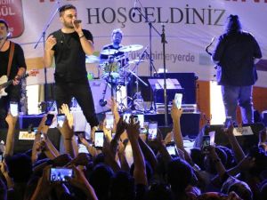 Sanatçı İlyas Yalçıntaş konseri ilgi gördü