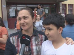 Sınav çıkışında herkes çocuğunu beklerken o annesini bekledi