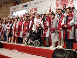 İstanbul Yeni Yüzyıl Üniversitesinde mezuniyet sevinci