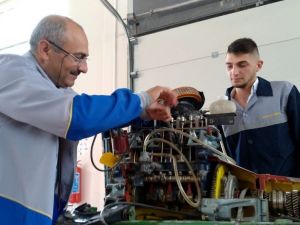 Oğlu ile aynı okuldan mezun oldu