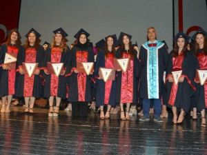 Yakın Doğu Üniversitesi Sağlık Bilimleri Fakültesi mezunlarını verdi