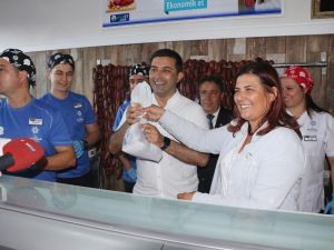 Kuşadası 3. Ege Et mağazasının açılışı mitinge dönüştü