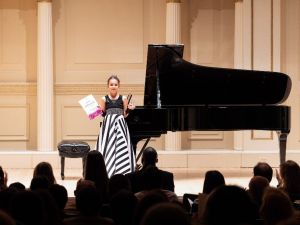 Müziğin altın çocuğu Çınara, New York’tan ödülle döndü