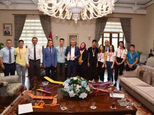 Yaptıkları model uçağı Vali Deniz’e hediye ettiler