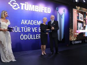 Prof. Dr. Zehra Neşe Kavak’a, TÜMBİFED Jüri Özel Ödülü