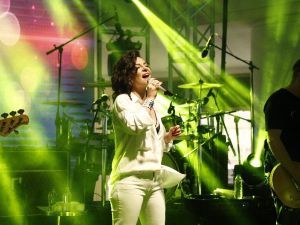 Fatma Turgut binlerce hayranıyla birlikte ‘Yaza merhaba’ dedi