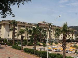 Milyon dolarlık beş yıldızlı otel kaderine terk edildi