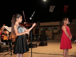 Çocuk korosu kulakların pasını sildi