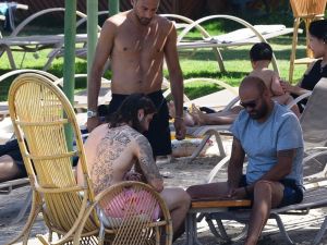 Cenk Tosun Bodrum’da tatilde