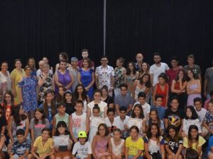 Kuşadası Belediye tiyatrosu kursiyerleri sertifikalarını aldı