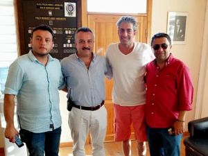 Ünlü oyuncu Alaçatı Polis Merkezini ziyaret etti