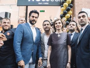 Burak Özçivit, Romanya’da hayranlarıyla buluştu