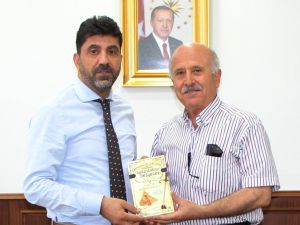 ‘Tarihimizi Aydınlatan Belgeler’ kitabının yazarından Rektör Aldemir’e ziyaret
