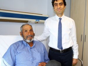 Göz içi basıncını dikişsiz ameliyatla düşürüp yaşlı şahsın yeniden görmesini sağladılar