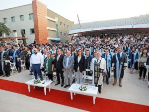 Mezuniyet heyecanıyla yeni yaşamlarına uğurlandılar