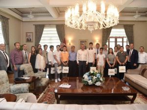 Vali Deniz LGS birincilerini ağırladı