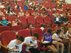 CERN Araştırmacısı Prof. Dr. Mossadek Talby, çocuklara atom altı parçacıkların gizemli dünyasını anlattı