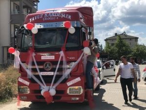 Nakliyeci kardeşler, tırı sünnet aracı yaparak çocuklarını gezdirdiler.