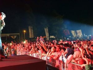 Karagöz şenliklerinde sanatçı rüzgarı esti