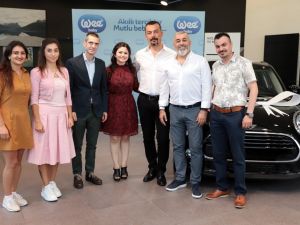 Wee Baby kazanan talihlisine arabasını teslim etti