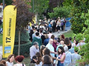 Kadıköy’de yıldızlar altında tiyatro keyfi başladı