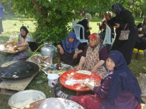 Sergi açılışında gözleme yapıp bütün ilçeye dağıttılar