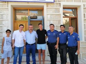 Ünlü futbolcu Mesut Özil’den Alaçatı’da polis merkezine ziyaret