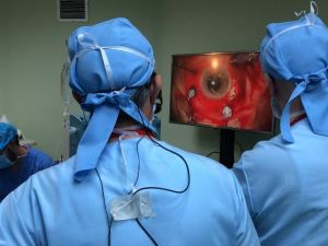 Göz hastalıkları profesörünün ameliyatını dünya izledi