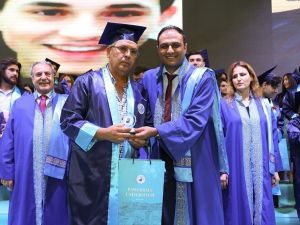 55 yaşında güvenlik görevlisi olduğu üniversiteden mezun oldu