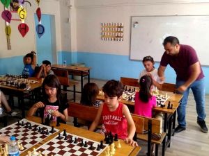 Sarıgöl’de öğrencilere satranç kursu açıldı