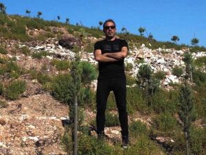 Haluk Levent Ayvalık’ta diktiği ağaçları kontrol etti