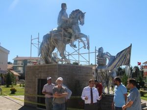 Dumlupınar’da heykellere bakım ve onarım