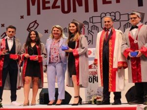 İKÜ’de mezuniyet coşkusu