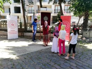 Öğrenciler hem eğleniyor hem Kur’an öğreniyor